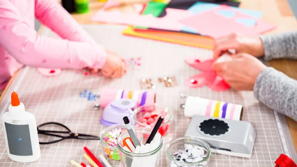 Papelaria Infantil Fazendo Insetos Papel Partir Dos Rolos Papel Higiênico — Fotografia de Stock