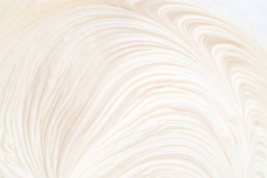 Manzarayı kapat. Funfettti pastası süslemek için vanilyalı krema hazırlıyorum..