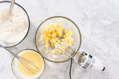 Düz yatıyordu. 4 Temmuz pastasını çikolatalı yıldızlarla karıştırmak için cam bir kasenin içindekileri karıştırıyorum..