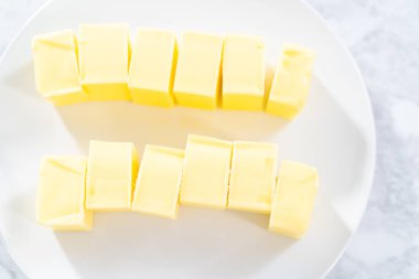 Kadehleri karıştırıp 4 Temmuz 'da çikolatalı pasta pişirmek için..