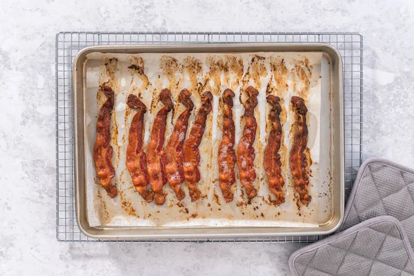 Acostado Tiras Tocino Cocidas Una Bandeja Para Hornear Con Papel —  Fotos de Stock