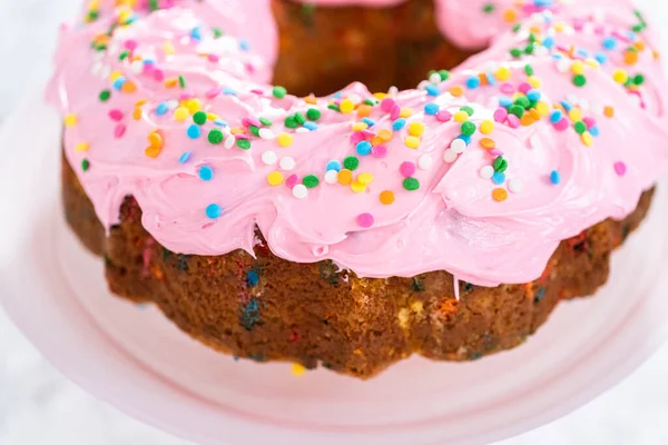 芬菲蒂 邦德蛋糕 用粉红香草奶油糖霜和彩虹洒水装饰而成 — 图库照片