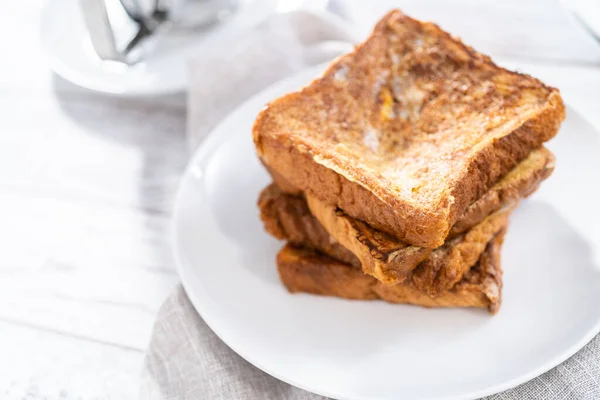 Stapel Vers Gebakken Franse Toast Een Witte Plaat — Stockfoto