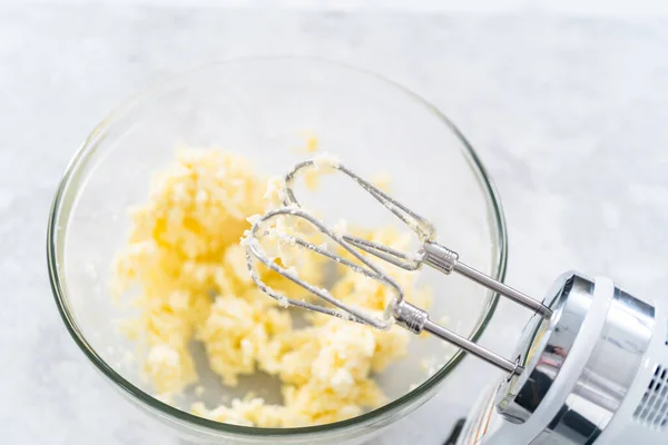 Misturando Ingredientes Uma Tigela Mistura Vidro Para Assar Bolo Bundt — Fotografia de Stock