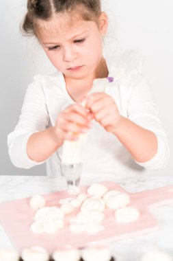 Küçük kız İtalyan tereyağı kreması tatlandırması yapıyor..