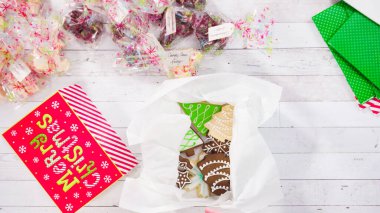 Düz yatıyordu. Adım adım. Ev yapımı şekerleme ve kurabiyeleri Noel hediyesi kutusuna koymak.