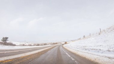 Amerika 'nın banliyölerinde tipik kaldırımlı yollarda araba sürmek.