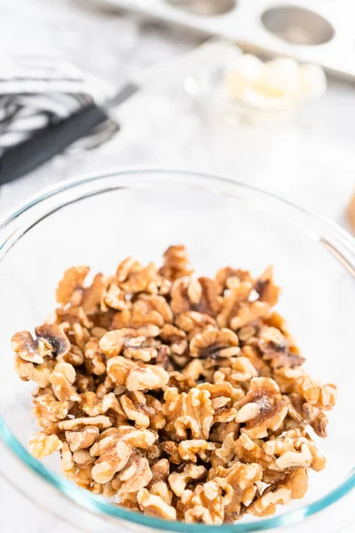 Cam bir kasede ceviz yarımlarını kapat..