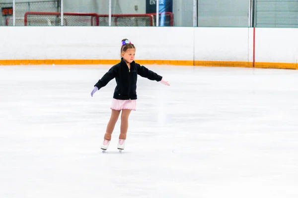 Pembe Bir Elbiseyle Yapay Elmaslarla Artistik Patinaj Yapan Küçük Bir — Stok fotoğraf