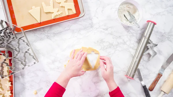 Acostado Cortar Las Galletas Azúcar Con Cortador Gigante Galletas Navidad — Foto de Stock