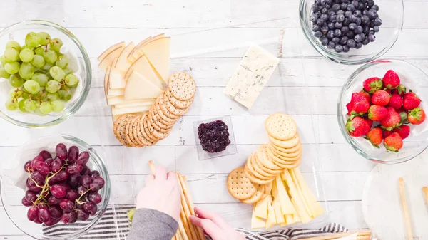 Düz yatıyordu. Adım adım. Taze meyve, gurme peynir ve kraker ile peynir tabağı hazırlıyorum..