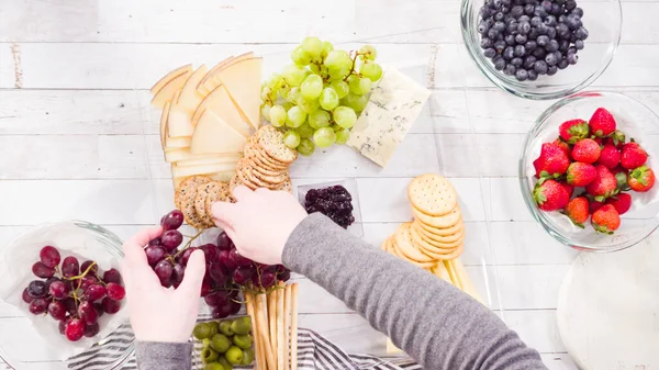 Düz yatıyordu. Adım adım. Taze meyve, gurme peynir ve kraker ile peynir tabağı hazırlıyorum..