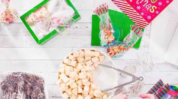 Düz yatıyordu. Adım adım. Ev yapımı şekerleme paketleri küçük hediye paketlerine konuyor..