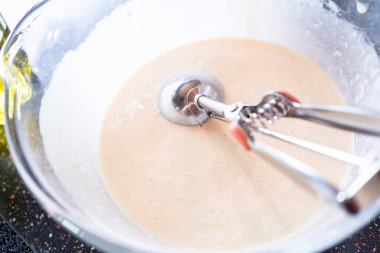 Gözleme hamuru kefir tabanlı cam karıştırma kabında..