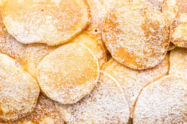 Süslü şekerle süslenmiş kefir tabanında taze yapılmış küçük krepler..