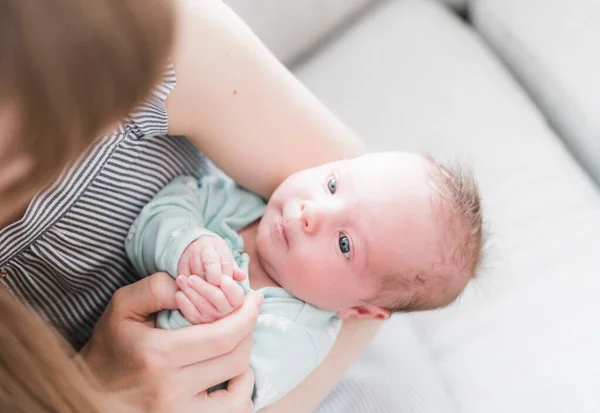 Stile Vita Ritratto Una Giovane Madre Della Sua Neonata Figlia — Foto Stock