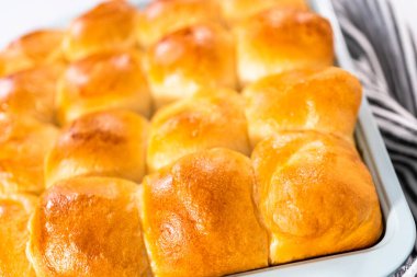 Fırında yeni pişmiş börekler..