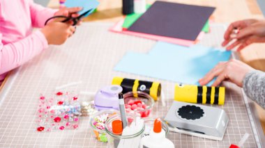 Çocuk kâğıtları. Boş tuvalet kağıdı rulolarından ve inşaat kağıdından kağıt hataları yapmak.