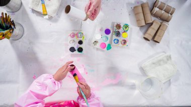 Düz yatıyordu. Çocuk kâğıtları. Kağıt hataları yaratmak için boş tuvalet kağıtlarını akrilik boyayla boyamak..