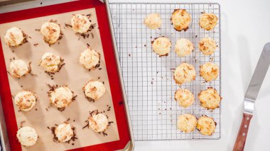 Düz yatıyordu. Mutfakta yeni pişmiş hindistan cevizli kurabiyeler kurutuluyor..