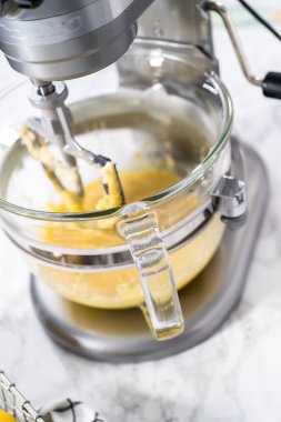 Limonlu kek için hamura malzemeleri karıştırıyorum..