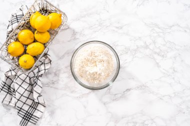 Limonlu kek pişirmek için bardaktaki karışımlar..