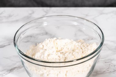 Limonlu kek pişirmek için bardaktaki karışımlar..