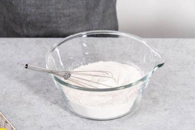 Limonlu kek hazırlamak için karıştırma kabının içindeki malzemeleri karıştırıyorum..