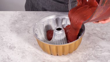 Adım adım. Kırmızı kadife kek pişirmek için kek hamurunu kek tepsisine döküyorum..