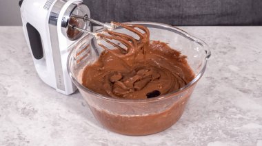 Adım adım. Kırmızı kadife kek hazırlamak için karıştırma kabındaki malzemeleri karıştırıyorum..