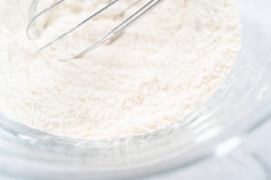 Fünyeli kek pişirmek için karıştırma kabındaki malzemeleri karıştırıyorum..