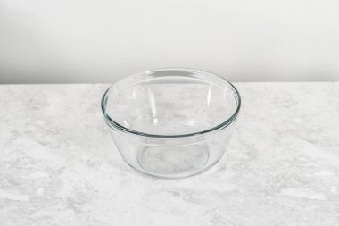 4 Temmuz pastasını çikolatalı yıldızlarla karıştırmak için cam bir kasenin içindekileri karıştırıyorum..