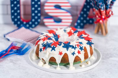 4 Temmuz pasta vanilya jöleli ve beyaz bir tabakta çikolata yıldızlarıyla süslenmiş..