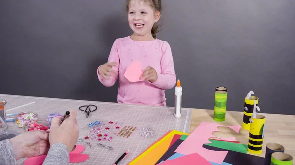 Papelaria Infantil Fazendo Insetos Papel Partir Dos Rolos Papel Higiênico — Fotografia de Stock