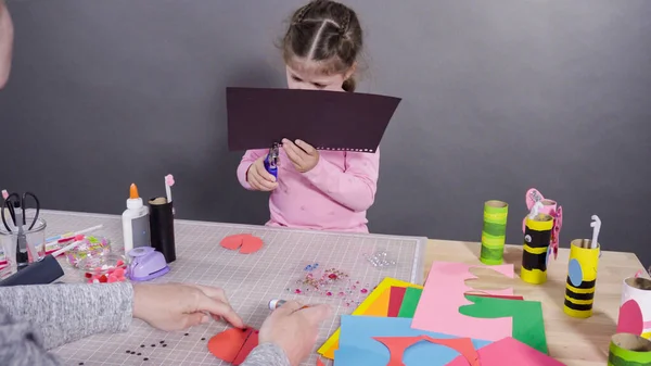 Papelaria Infantil Fazendo Insetos Papel Partir Dos Rolos Papel Higiênico — Fotografia de Stock