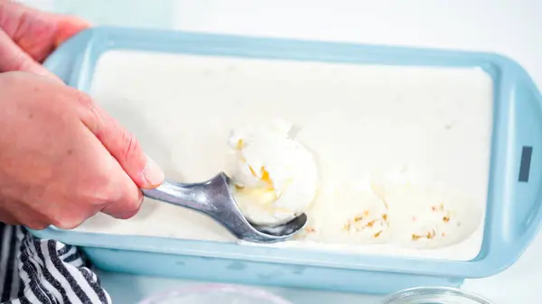 Σκάβοντας Σπιτικό Παγωτό Καρύδας Ένα Γυάλινο Μπολ Παγωτό — Φωτογραφία Αρχείου