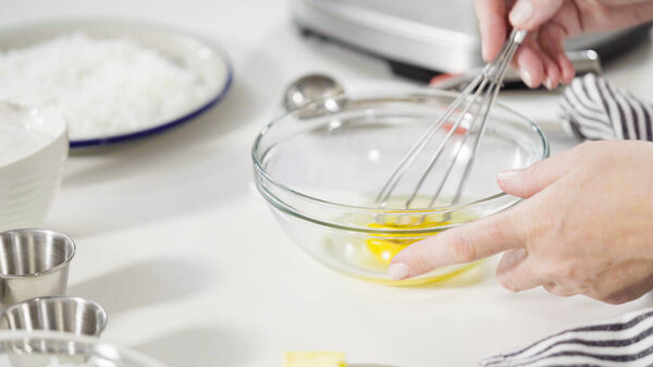 Ингредиенты на кухне счетчик для приготовления домашнего кокосового печенья.