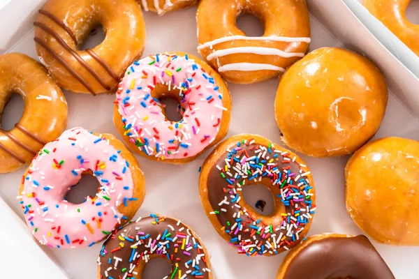 Verscheidenheid Van Winkel Gekochte Donuts Een Witte Papieren Doos — Stockfoto