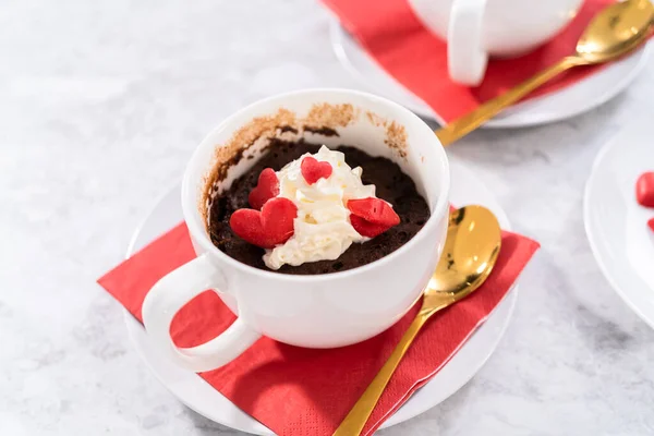 Pasteles Taza Chocolate Adornados Con Crema Batida Corazones Labios Chocolate —  Fotos de Stock