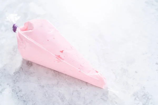 Розовый Ванильный Крем Глазурью Мешке Труб — стоковое фото