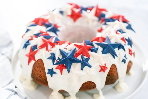 Juli Bundt Cake Bedekt Met Een Vanille Glazuur Versierd Met — Stockfoto