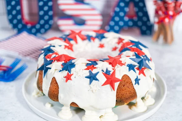 Juli Bundt Cake Bedekt Met Een Vanille Glazuur Versierd Met — Stockfoto