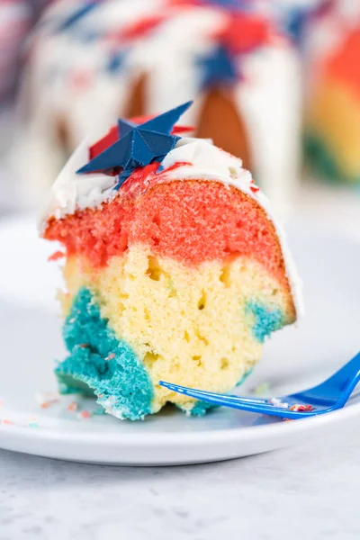 Snijd Van Juli Bundt Cake Bedekt Met Een Vanille Glazuur — Stockfoto