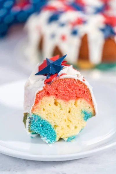 Snijd Van Juli Bundt Cake Bedekt Met Een Vanille Glazuur — Stockfoto