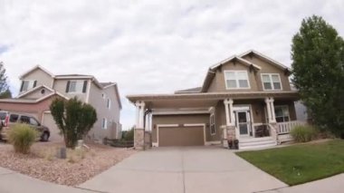 Denver, Colorado, ABD-19 Temmuz 2020 - Bir yaz sabahı tipik banliyö manzarası.