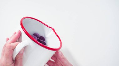 Renkli çikolata parçaları tarifte kullanılmaya hazır..