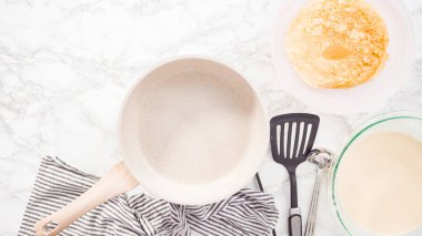 Düz yatıyordu. Orta sıcaklıkta küçük bir tavada krep yapmak..