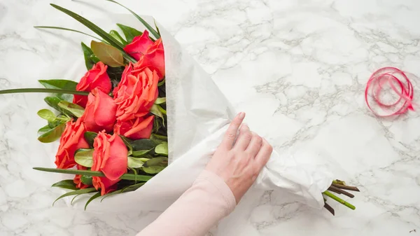 Acostado Floristería Envolviendo Rosas Rojas Hermoso Ramo — Foto de Stock