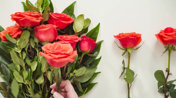 Acostado Floristería Corriendo Rosas Rojas Para Arreglo Ramo — Foto de Stock