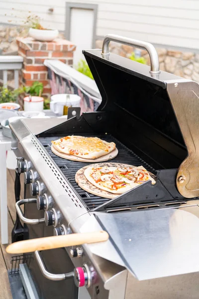 Preparação Pizzas Grelhadas Individuais Uma Churrasqueira Gás Livre — Fotografia de Stock